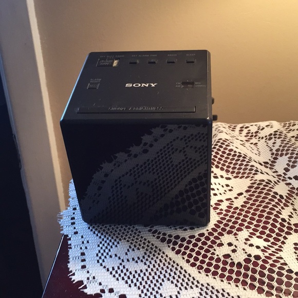 Small Sony clock am fm alarm radio 🌷🌷🌸🌷🌷 - Picture 3 of 3